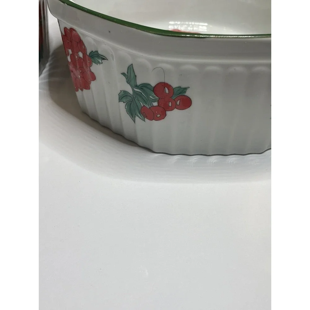 Vintage Berry Patch by New Trends Small Casserole with Lid and casserole Bowl